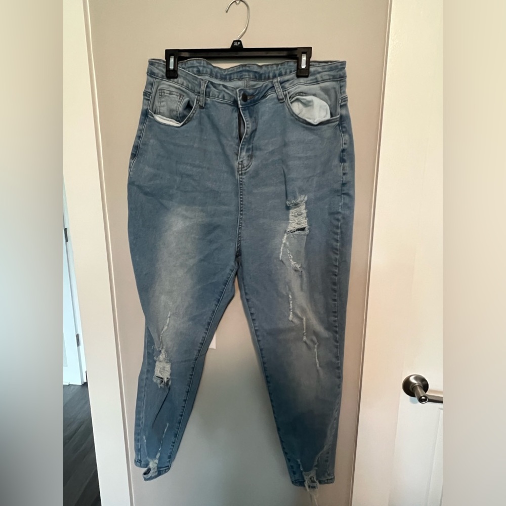 SHEIN curve ripped jeans
